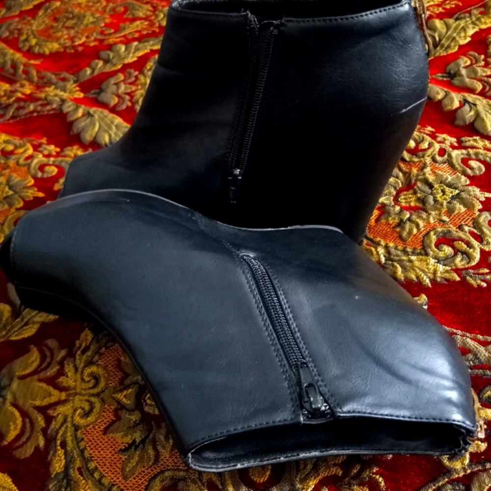 TORRID WOMENS LEATHER PEEP TOE WEDGE HEEL  SHOE